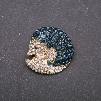 Brooch 'Noseha' in blue and white crystals on yellow metal 33x35mm