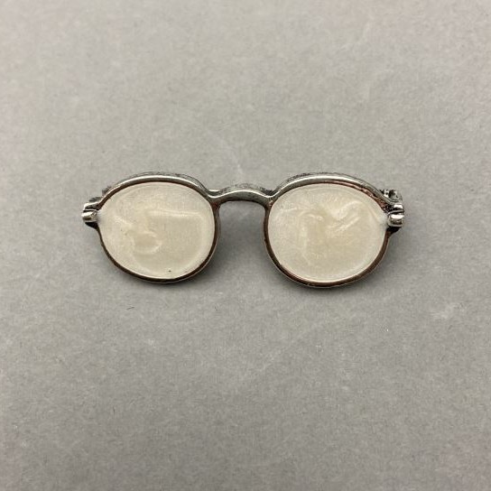 Brooch Glasses with Pearl-Effect Enamel, Silver Metal 15x40mm