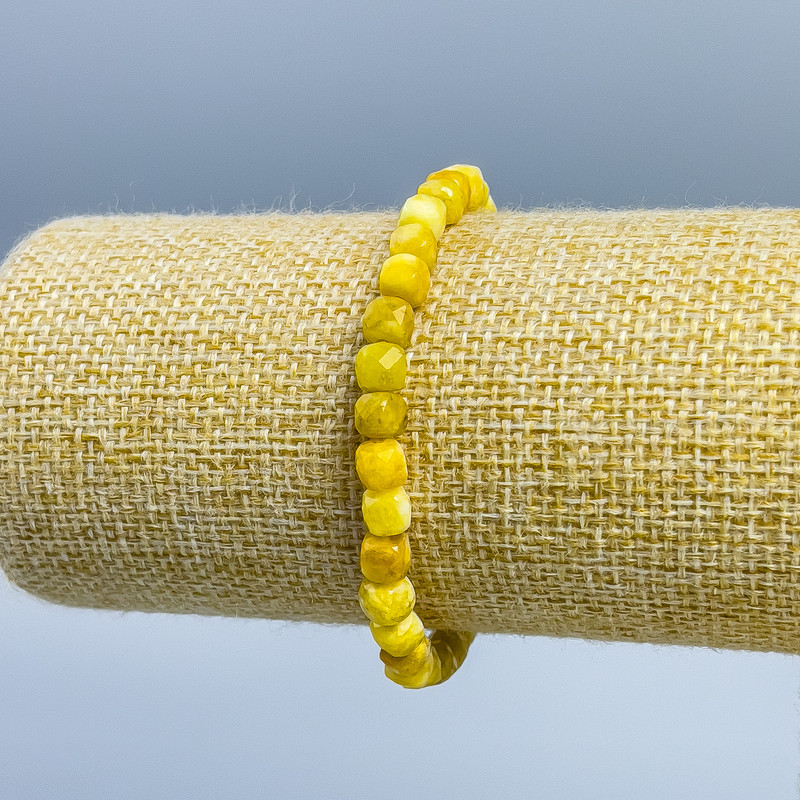 Yellow Jadeite Bracelet with Faceted Cubes, 5.5x5.5x5mm, 18 cm (stretch)