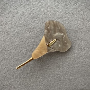 Brooch 'Calla Flower' gray and white mother-of-pearl gold-tone metal 76×44 mm+