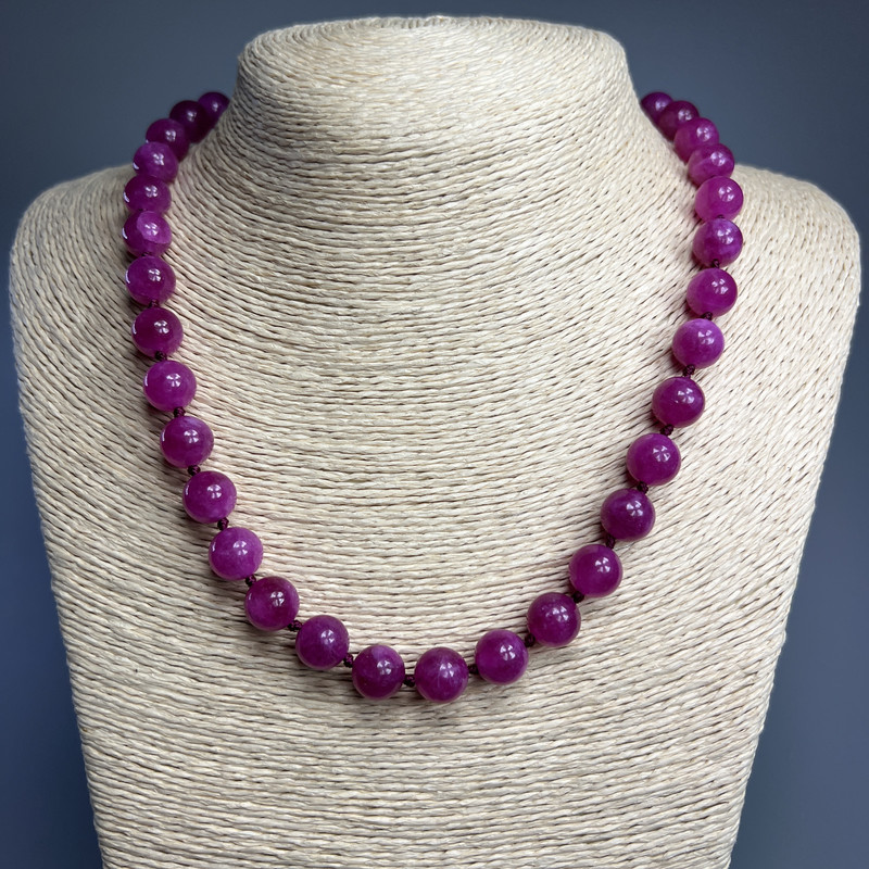 Malachite? Wait—no. It is Malinyovyi Turmalin? The gemstone is raspberry Tourmaline. Translate: Raspberry tourmaline necklace with smooth rounds, diameter 10mm ±, length 50cm +